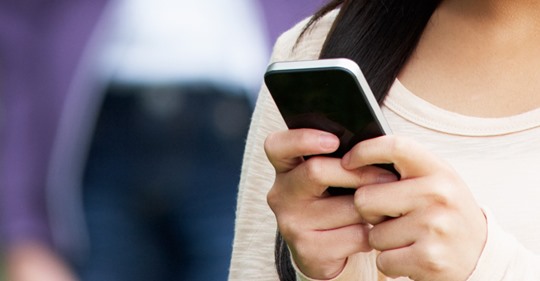 Le ragazze più sensibili al collegamento social-depressione